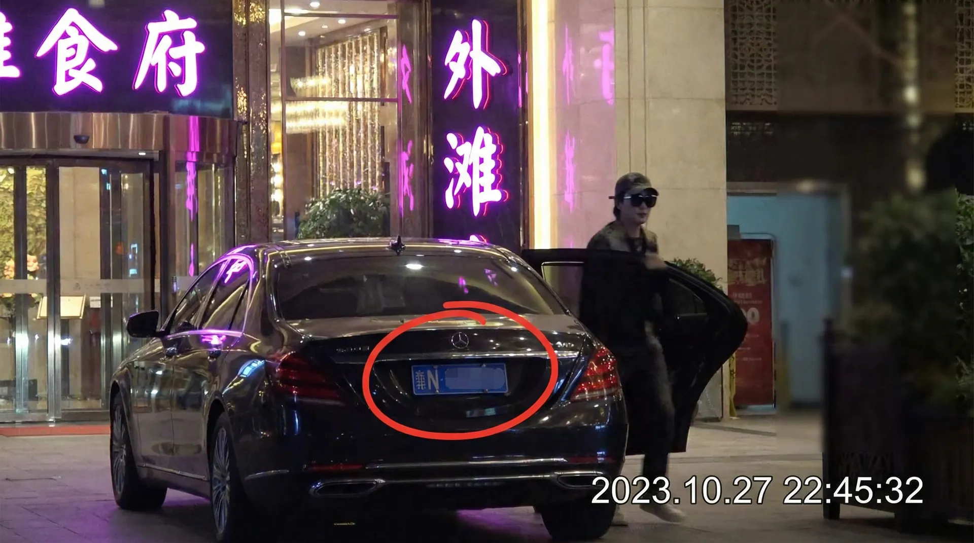 乐玩LW官网 - 豪车餐厅外被拍